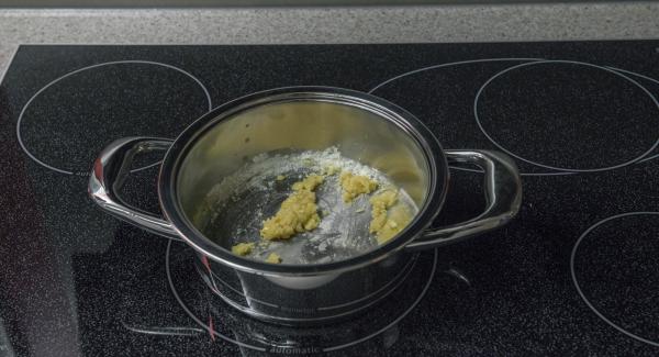 Derretir la mantequilla en una olla adecuada hasta que se vean burbujas. Añadir la harina y verter la leche y el caldo de ave poco a poco sin dejar de remover.