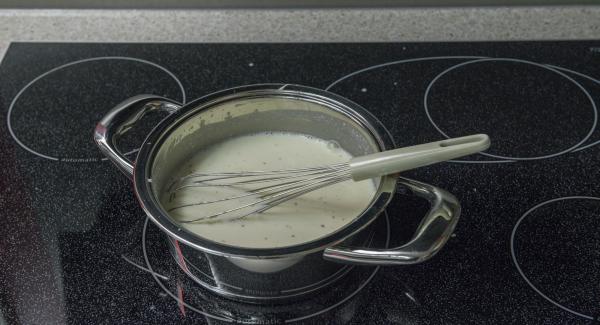 Derretir la mantequilla en una olla adecuada hasta que se vean burbujas. Añadir la harina y verter la leche y el caldo de ave poco a poco sin dejar de remover.