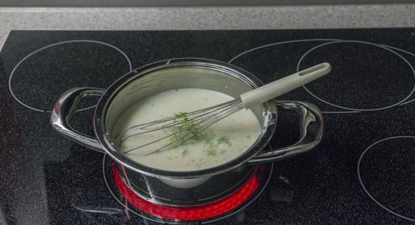 Dejar hervir a fuego lento unos 5 minutos. Derretir el queso en la mezcla, incorporar el zumo y la piel de lima y sazonar.