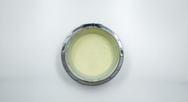 Tamizar la harina y la levadura en polvo en un bol, añadir la sal y los huevos. Mezclar con nata y leche para obtener una mezcla fina. Cubrir y dejar reposar unos 30 minutos.