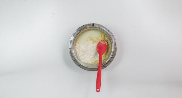 Mezclar la mantequilla con el azúcar hasta obtener una masa esponjosa, incorporar el azúcar de vainilla, la piel de limón y el huevo.
Mezclar la harina y la levadura en polvo, e incorporar la leche.