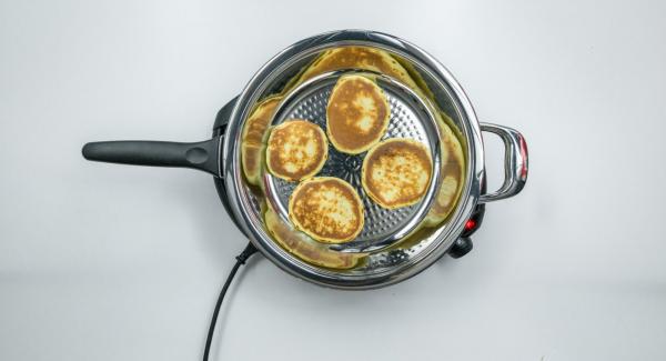 Poner la tapa y asar por un lado hasta alcanzar los 90 °C. Dar la vuelta a las minitortitas. Volver a tapar y asar completamente hasta volver a alcanzar los 90 °C.