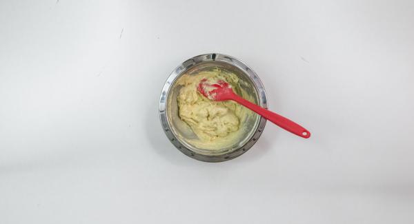 Secar con toquecitos la piña con papel de cocina y cortarla a trozos pequeños, cortar el chocolate del mismo modo en dados pequeños e introducirlos todos en la masa. Introducir la masa en 6 moldes para
muffins (de unos 50 ml cada uno). Introducir los moldes en una Softiera.