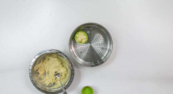 Secar con toquecitos la piña con papel de cocina y cortarla a trozos pequeños, cortar el chocolate del mismo modo en dados pequeños e introducirlos todos en la masa. Introducir la masa en 6 moldes para
muffins (de unos 50 ml cada uno). Introducir los moldes en una Softiera.