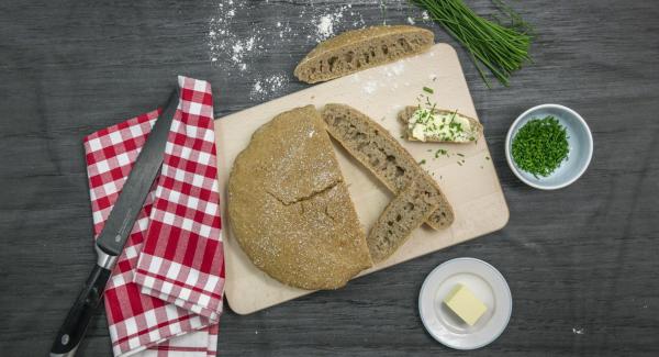 Sacar el pan junto con el papel de la olla y dejarlo enfriar completamente en una rejilla para tartas.