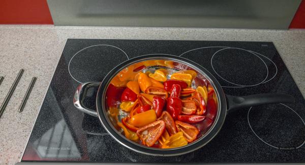 Mezclar los pimientos y el ajo con aceite de oliva, colocarlos en una sartén,  tapar y colocar la sartén en el fuego a temperatura máxima. Encender el Avisador (Audiotherm), colocarlo en el pomo (Visiotherm) y girar hasta que se muestre el símbolo de “chuleta”.