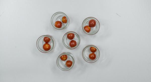 Colocar los tomates cherry en tarros de conserva, rellenarlos con trozos de pimentón, agregar media cucharada de postre de pimienta verde en cada tarro y verter el caldo encima. Rellenar con el caldo hasta un tercio de los tarros.