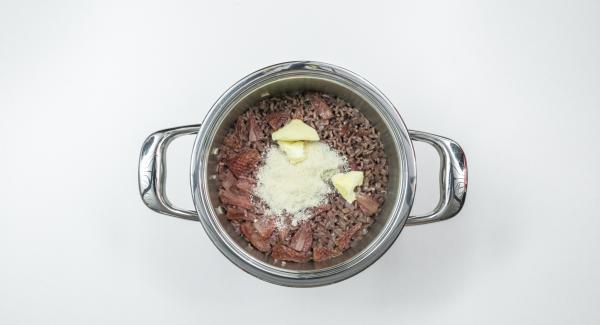 Abrir la Tapa Rápida (Secuquick Softline), agregar la mantequilla, queso parmesano y las fresas restantes. Sazonar con sal y pimienta.