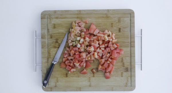 Pelar y cortar en dados finos la cebolla y los ajos. Escaldar los tomates en agua hirviendo, pelarlos y cortarlos también en dados. Cortar el atún en dados gruesos.