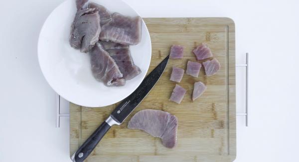 Pelar y cortar en dados finos la cebolla y los ajos. Escaldar los tomates en agua hirviendo, pelarlos y cortarlos también en dados. Cortar el atún en dados gruesos.
