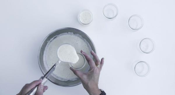 Colocar una taza de agua dentro de la olla. Dividir la crema en cuatro moldes resistentes al calor o tazas (aprox 180 ml). Colocar los moldes en la olla, tapar con la Tapa Rápida (Secuquick Softline) de 24 cm y cerrar.