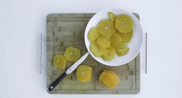 Cortar las naranjas en filetes, sacando la cáscara y la piel blanca. Recoger el jugo en el proceso. Espolvorear azúcar uniformemente en una olla pequeña y calentar a temperatura máxima. Tan pronto como el azúcar comienza a derretirse, reducir a temperatura baja y caramelizar. Desgrasar con jugo de naranja y el vino y cocer a fuego lento hasta que el caramelo se haya disuelto.