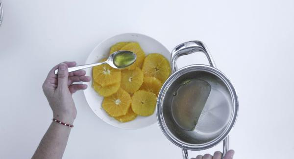 Añadir a los filetes naranja y si se desea un poco de licor de naranja. Dejar que se enfríe.