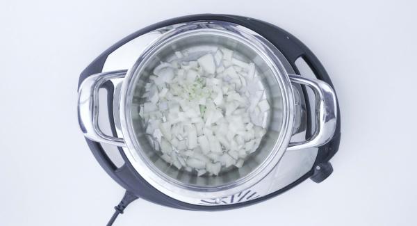 Echar la cebolla y el ajo en una olla de 20 cm 3,0 l. y colocar la tapa. Colocar la olla en el Navigenio a temperatura máxima (nivel 6). Encender el Avisador (Audiotherm), colocarlo en el pomo (Visiotherm) y girar hasta que se muestre el símbolo de “chuleta”.