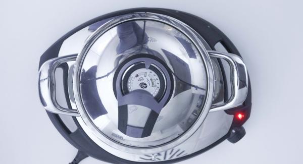 Echar la cebolla y el ajo en una olla de 20 cm 3,0 l. y colocar la tapa. Colocar la olla en el Navigenio a temperatura máxima (nivel 6). Encender el Avisador (Audiotherm), colocarlo en el pomo (Visiotherm) y girar hasta que se muestre el símbolo de “chuleta”.