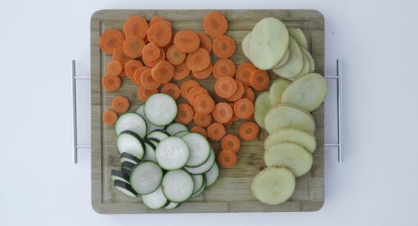 Cortar las verduras en rodajas.