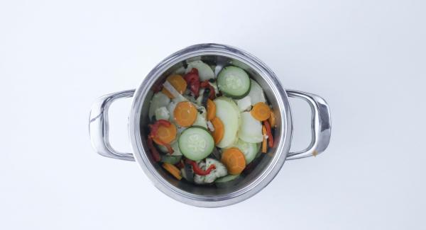Abrir la Tapa Rápida (Secuquick Softline), vaciar el agua de la unidad y colocar la verdura dentro de la olla.