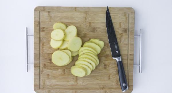 Cortar lo más fino posible: hinojo en tiras + patatas en rodajas.