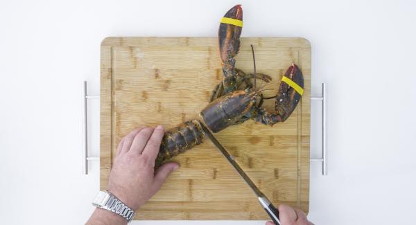 Picar verduras con el Quick Cut finamente. Trocear el bogavante con un cuchillo para ello.