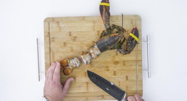 Picar verduras con el Quick Cut finamente. Trocear el bogavante con un cuchillo para ello.