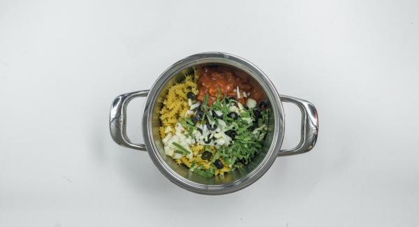 Pelar y picar la cebolla y los dientes de ajo. Cortar las aceitunas en rodajas. Retirar las hojas de salvia del tallo y cortarlas en tiras. Introducirlo todo en una olla con los tomates, el caldo de verduras y la pasta