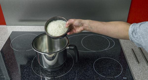 Mezclar la leche, el arroz y el azúcar en una olla con la leche y llevarlo a ebullición, removiendo de forma regular