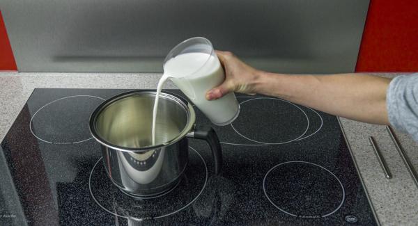 Mezclar la leche, el arroz y el azúcar en una olla con la leche y llevarlo a ebullición, removiendo de forma regular