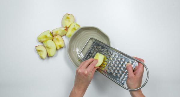 Lavar las manzanas, cortarlas a cuartos y rallarlas. Incorporar al pudin de arroz junto con las almendras.