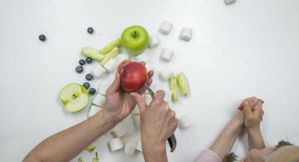 Si desea hacer que la cara graciosa de la rana sea una decoración, necesitará dos manzanas verdes, una manzana roja para la boca y dos malvaviscos y arándanos para los ojos.