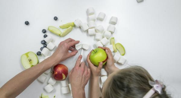 Si desea hacer que la cara graciosa de la rana sea una decoración, necesitará dos manzanas verdes, una manzana roja para la boca y dos malvaviscos y arándanos para los ojos.