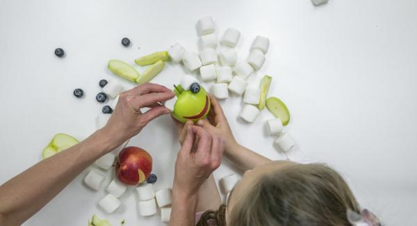 Si desea hacer que la cara graciosa de la rana sea una decoración, necesitará dos manzanas verdes, una manzana roja para la boca y dos malvaviscos y arándanos para los ojos.