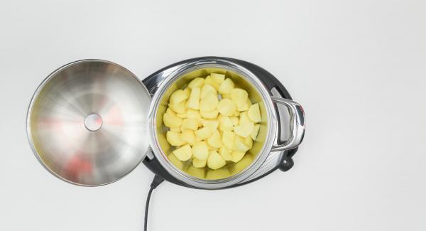 Pelar las patatas y cortarlas en trozos pequeños. Introducir en una olla sin escurrir.