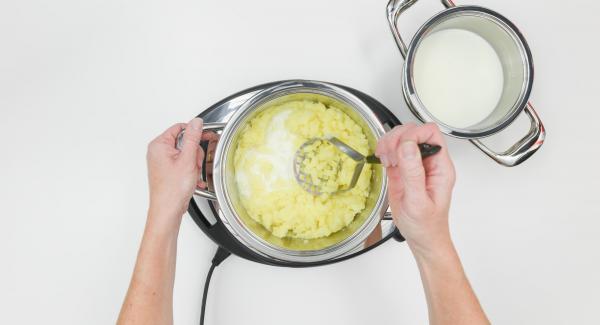 Agregar la mantequilla, triturar las patatas e ir agregando la leche poco a poco.