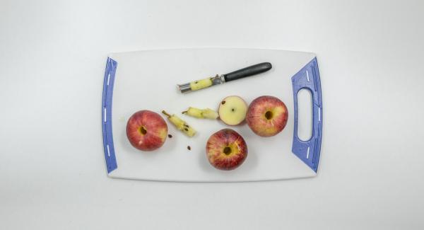 Sacar el corazón de 3 manzanas, cortarlas en aros de 0,5 cm de grosor. Espolvorear con harina y voltear la masa.