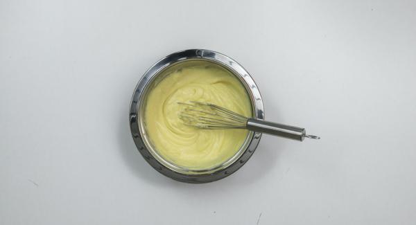 Mezclar la salsa de vainilla con requesón o ricotta y dejar enfriar unos 30 minutos.