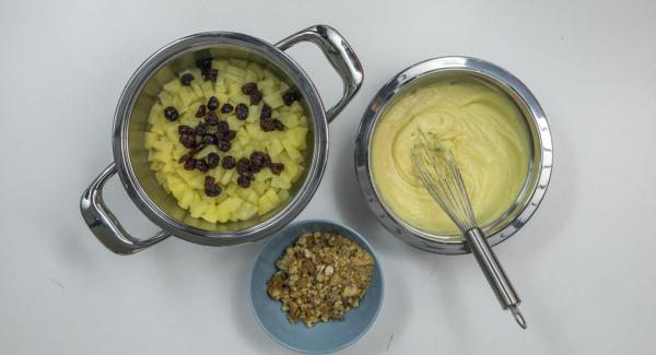 Introducir en boles o vasos la compota de manzana, los carquiñoles y la crema de vainilla alternados a capas.