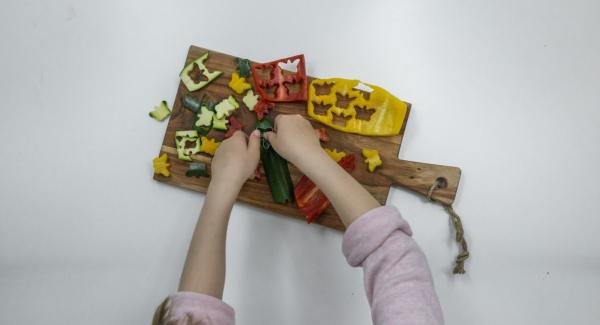 Limpiar las verduras y cortarlas en forma de animales, flores o mariposas con moldes para galletas.