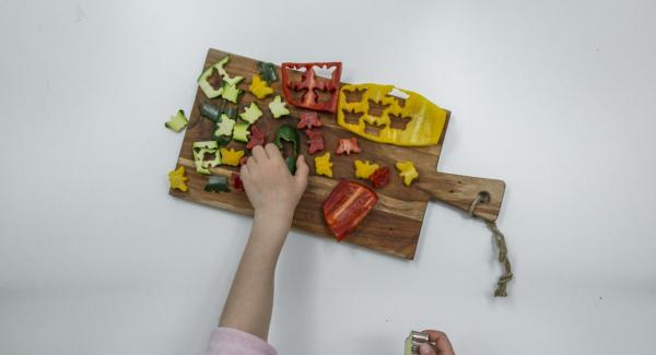 Limpiar las verduras y cortarlas en forma de animales, flores o mariposas con moldes para galletas.