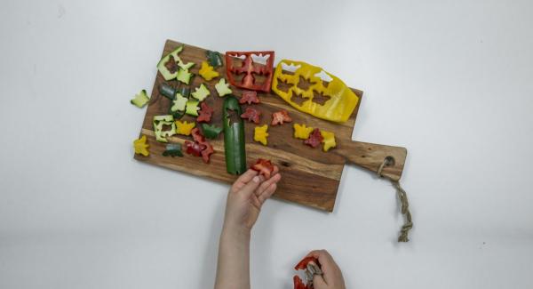 Limpiar las verduras y cortarlas en forma de animales, flores o mariposas con moldes para galletas.