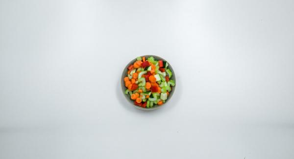 Picar finamente el resto de verduras con el Quick Cut. Pelar y picar la cebolla y el ajo.
