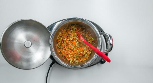 Cuando el Avisador (Audiotherm) emita un pitido al llegar a la ventana de “chuleta”, bajar temperatura de Navigenio (nivel 2) y añadir las verduras troceadas por partes y asarlo todo junto.
Añadir los tomates, el caldo y la pasta, y mezclar bien.