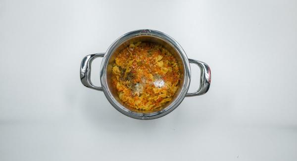 Quitar la Tapa Rápida (Secuquick Softline), añadir aceite de oliva y vinagre balsámico, sazonar con sal y pimienta, y servir con parmesano.