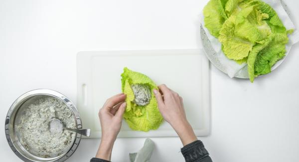 Colocar tres hojas de col de forma que se solapen ligeramente y poner el relleno de setas o de carne picada por encima, cerrar las hojas, enrollarlas y atarlas con hilo de cocina.