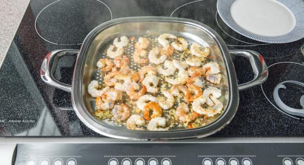 Cuando el Avisador (Audiotherm) emita un pitido al llegar a la ventana de “chuleta”, bajar la temperatura y dorar las gambas a baja temperatura. Retirarlas y salarlas.