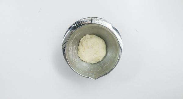 Mezclar todos los ingredientes hasta lograr una masa esponjosa y dejarla reposar durante 30 minutos en la nevera.