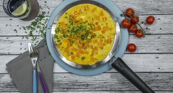 Introducir las verduras y asarlas. Verter los
huevos batidos y asar hasta que la masa haya espesado completamente. Servir con el cebollino.