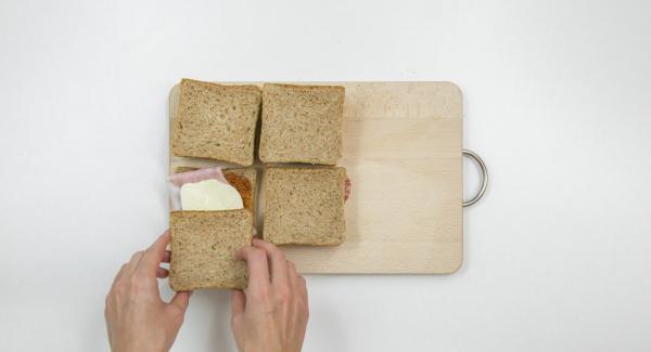 Hacer una capa de los ingredientes deseados encima de la mitad del pan y cubrir con la otra mitad.