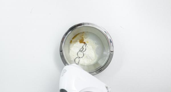 Mezclar todos los ingredientes hasta lograr una masa esponjosa y dejarla reposar durante 30 minutos en la nevera.