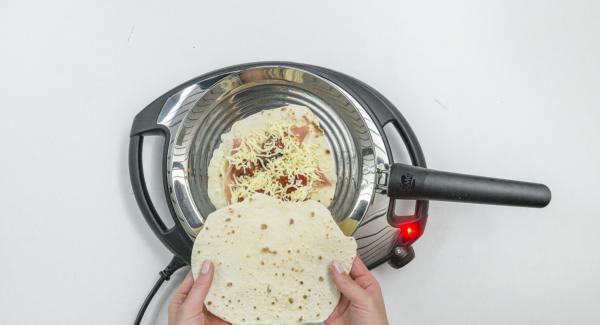 Cubra una torta con la guarnición deseada y cúbrala con una segunda torta o cómala tal cual.