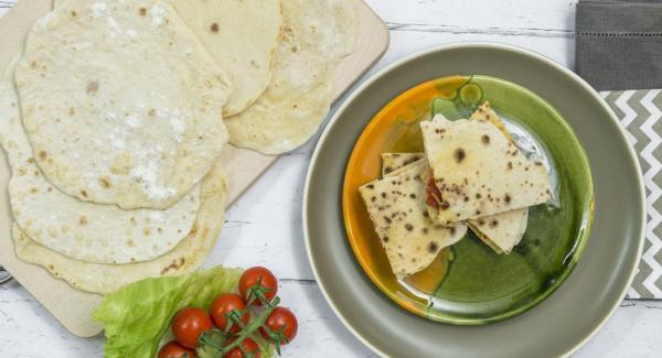 Tostar las quesadillas por ambos lados durante aproximadamente 1 minuto.